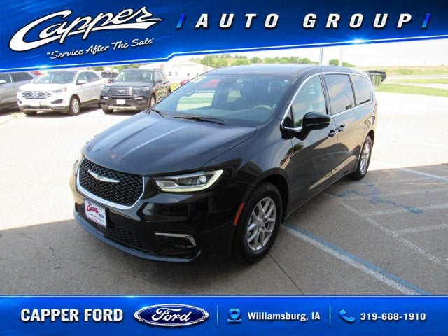 2025 Chrysler Pacifica Select's photo